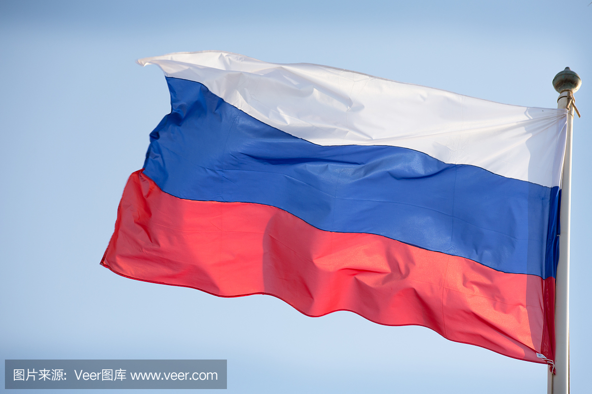 官方俄罗斯国旗在蓝蓝的天空背景