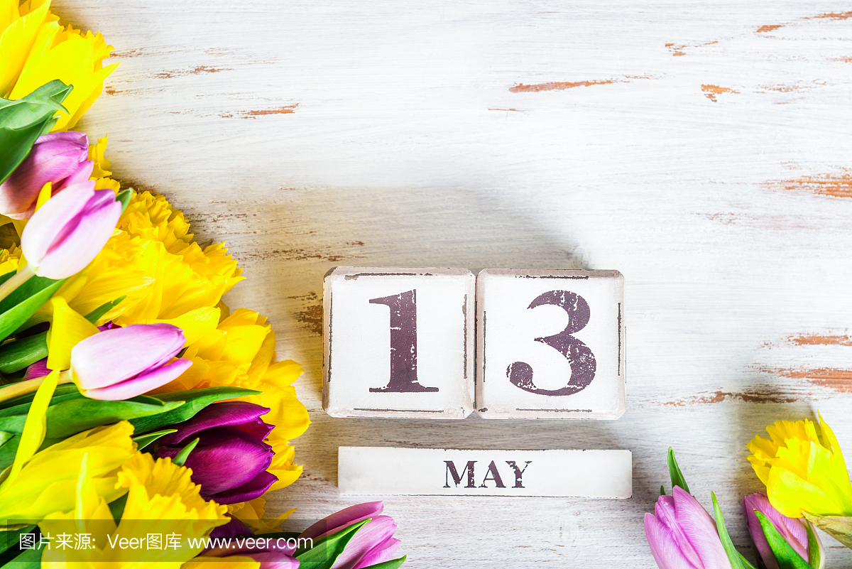 春天的鲜花和木块与母亲节日期,5月13日,