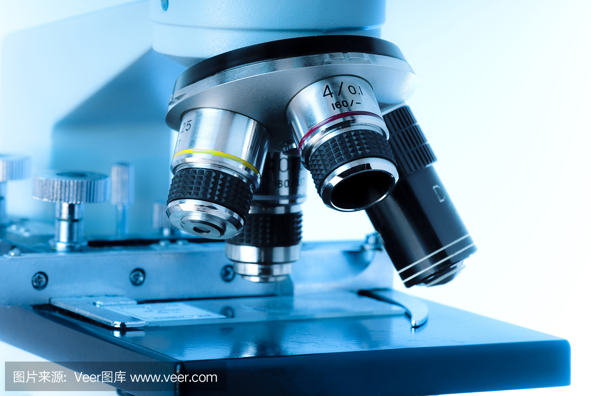 关闭重点放在样本上的显微镜镜头