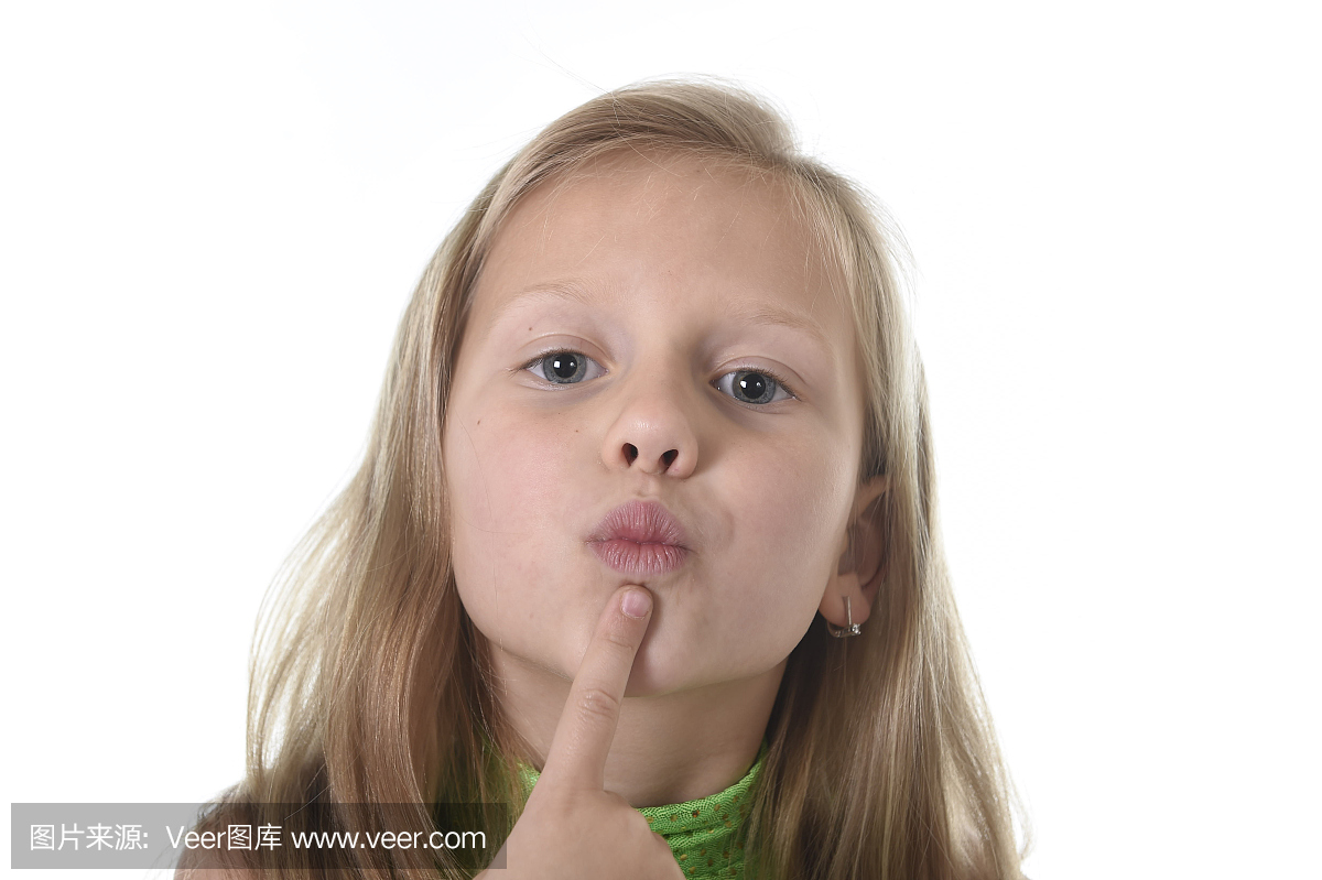 年轻的女生指着嘴唇在身体部位学习英语单词