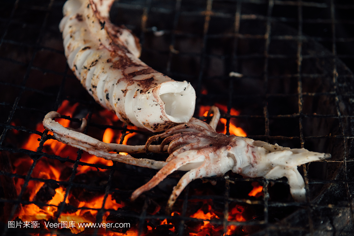 烤乌贼或章鱼在泰国海鲜市场