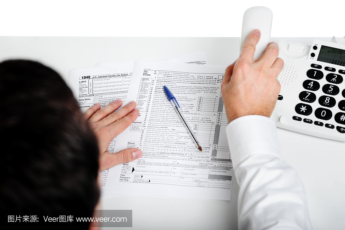 商人填写1040报税表