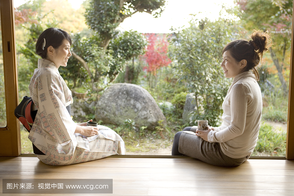 两个日本妇女在阳台上说话