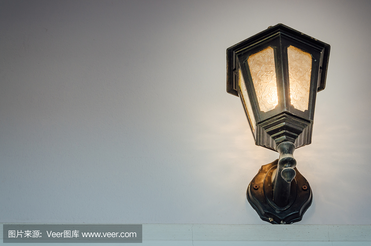 在白墙上的复古灯