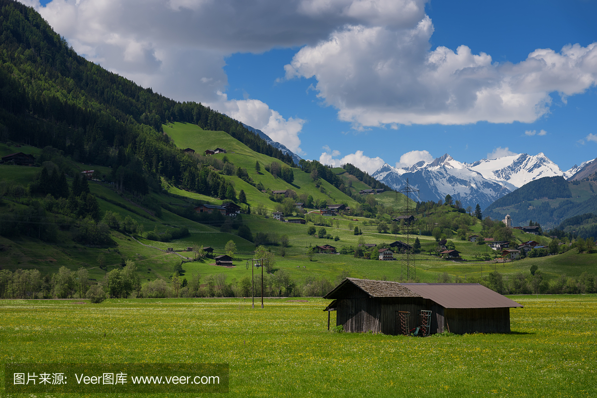 田园诗般的风景在阿尔卑斯山在春天与传统的山