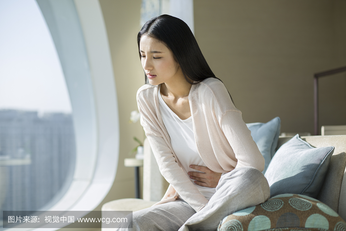亚洲女性胃痛疼痛,妇女腹痛月经痉挛女生痛经肚子痛图片下载 - 觅知网