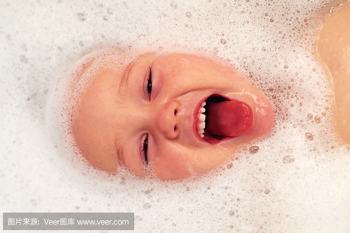 在泡泡浴中快乐的宝贝脸