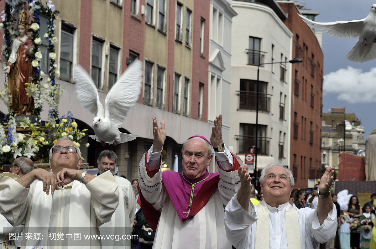 Southwark主教和牧师释放白鸽,意大利游行,7月