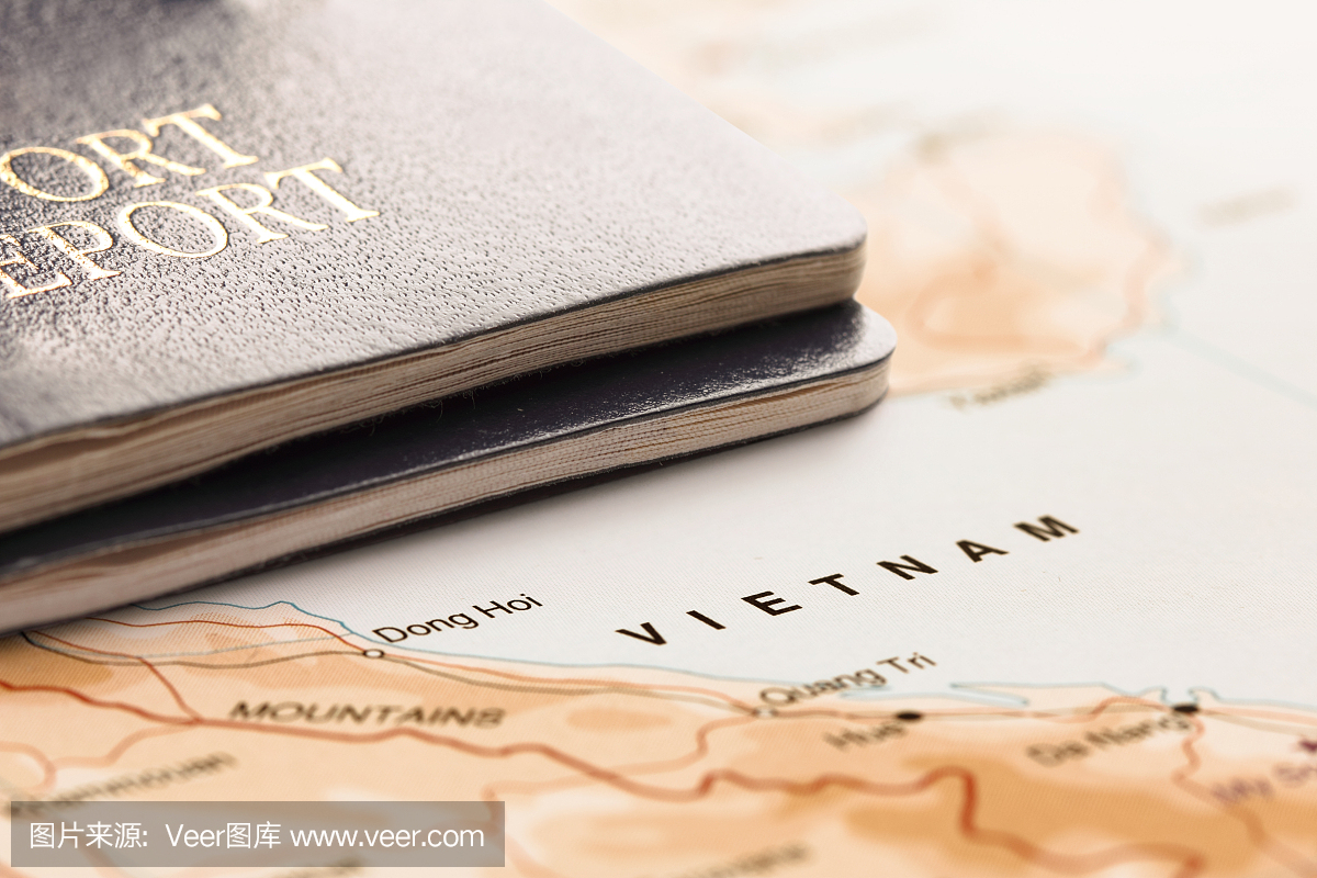 目的地越南。两张护照在地图上。旅游概念。