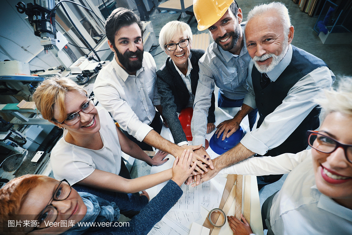 工业设计团队在开会。