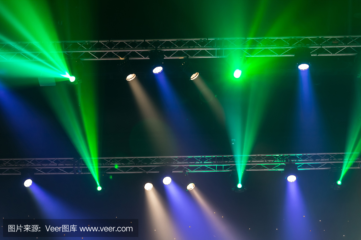 舞台射灯与激光射线。音乐会照明背景