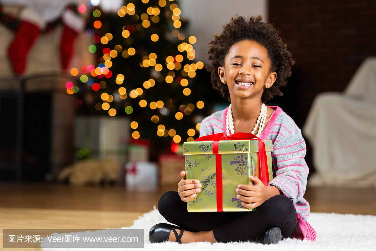 可爱的非洲裔美国儿童举行圣诞礼物