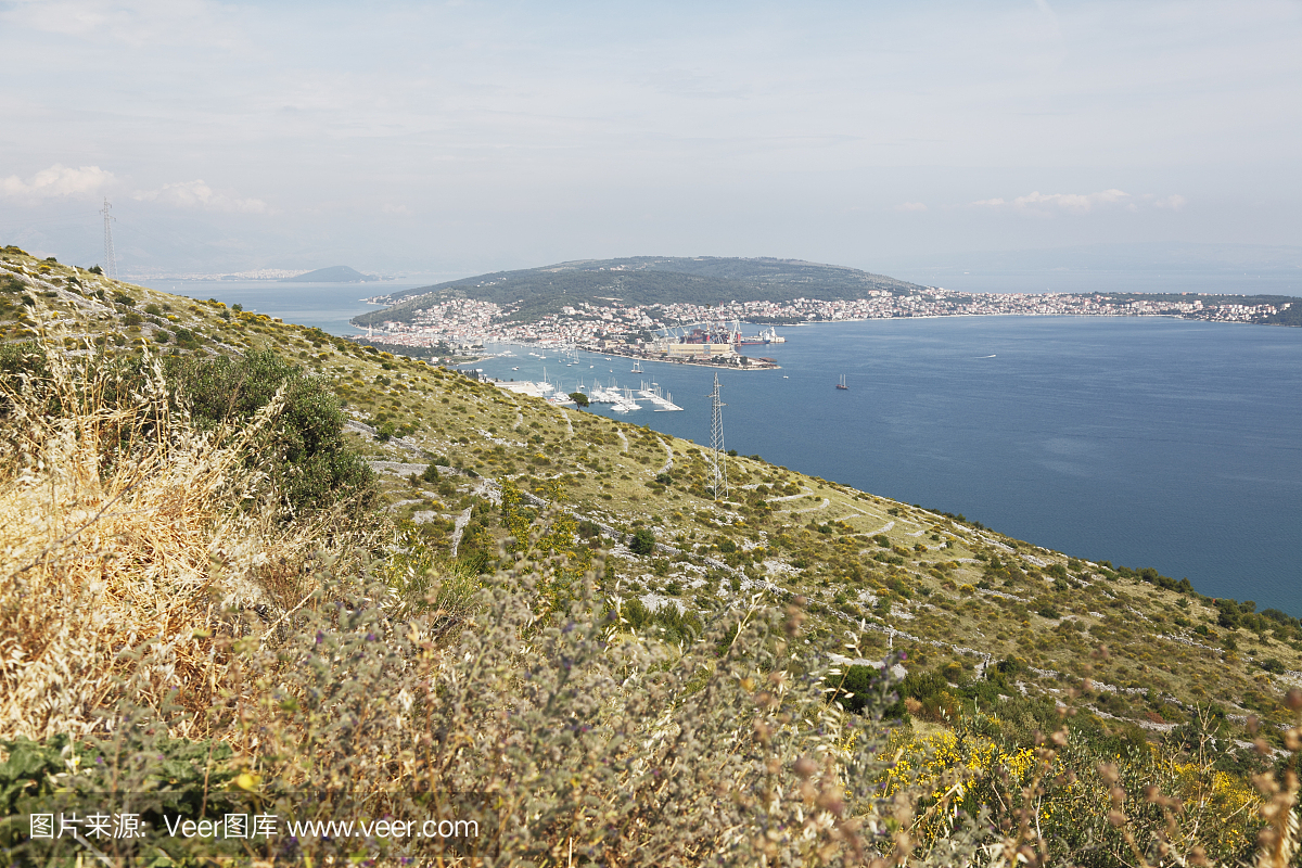 广泛的乡村小山景观与岛屿和鲜花扎达尔克罗地亚