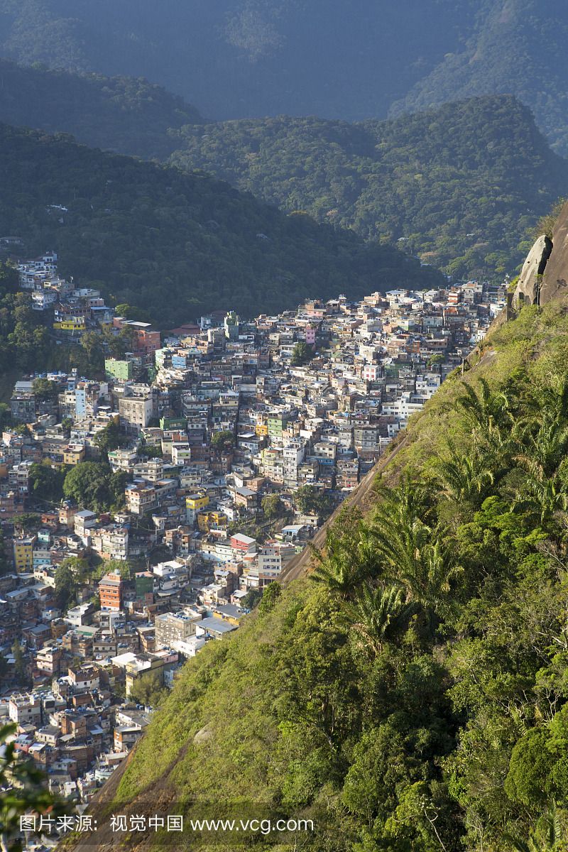Rocinha贫民窟的视图和Tijuca国家公园森林,里