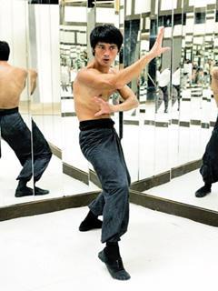 李小龙传奇武打动作_影视_手机壁纸-宝软网手-16kb