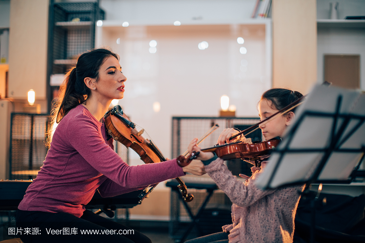 小女孩学习弹小提琴