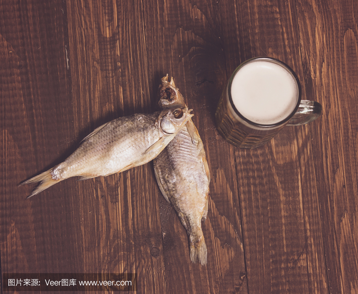 两只鱼和泡沫啤酒