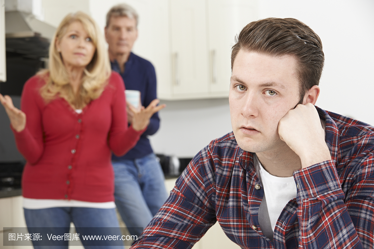 成年父母沮丧与成年的儿子住在家里