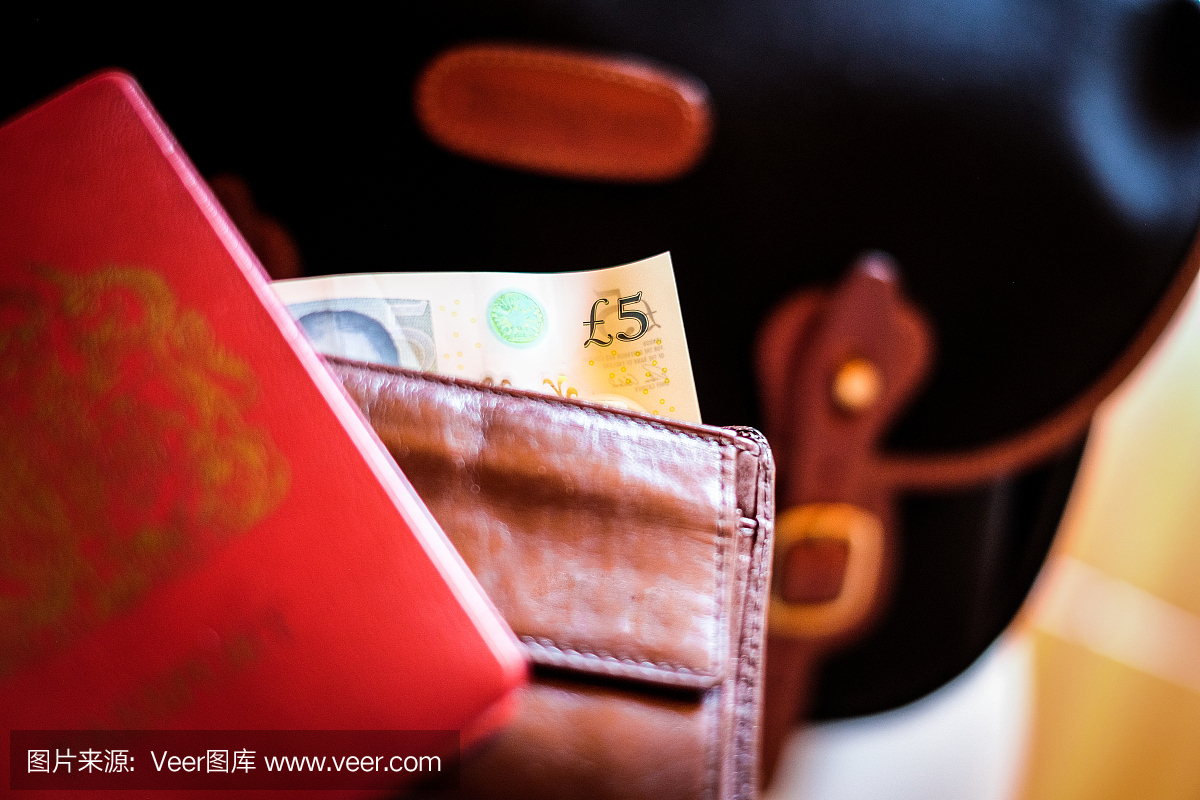 皮革钱包与英国钱,护照和旅行包