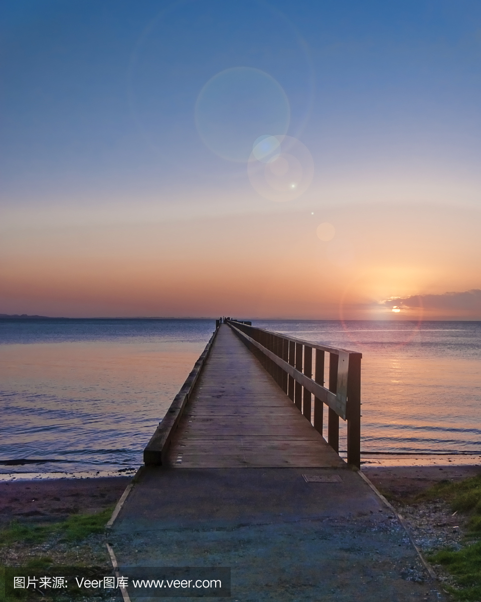 清晨的日出与耀斑