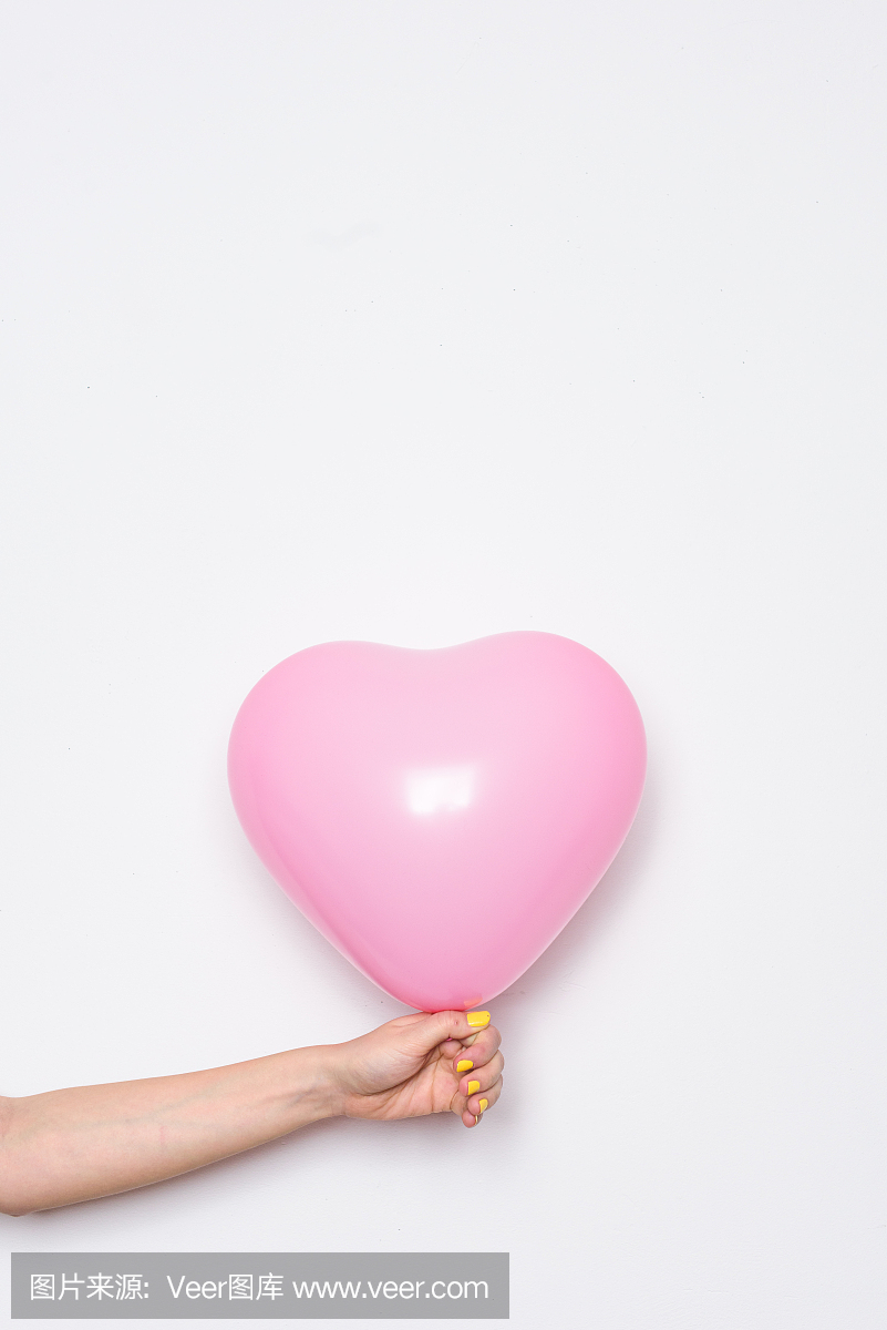 粉红色的心形气球在白色的墙上