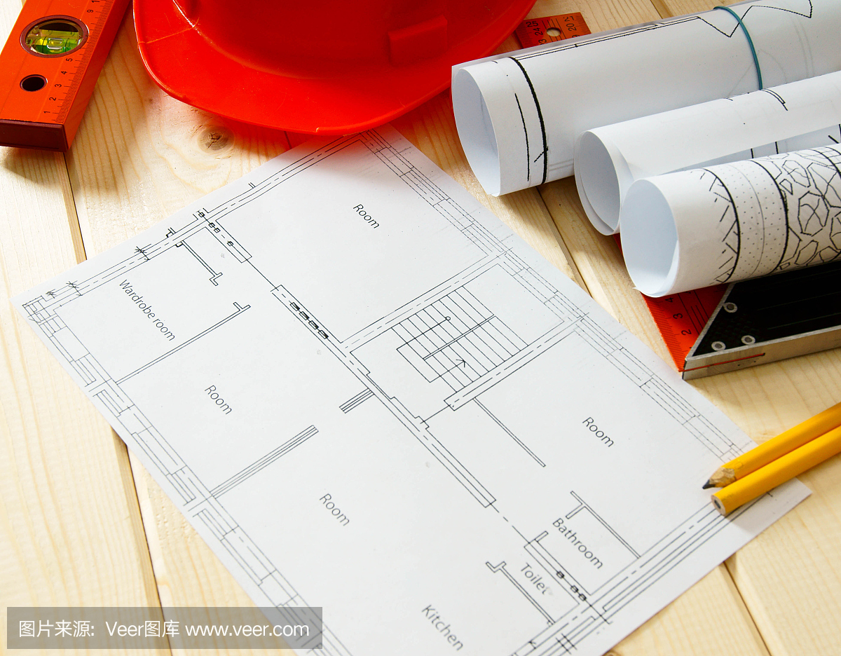 维修工作。建筑图纸,头盔,铅笔和其他工具