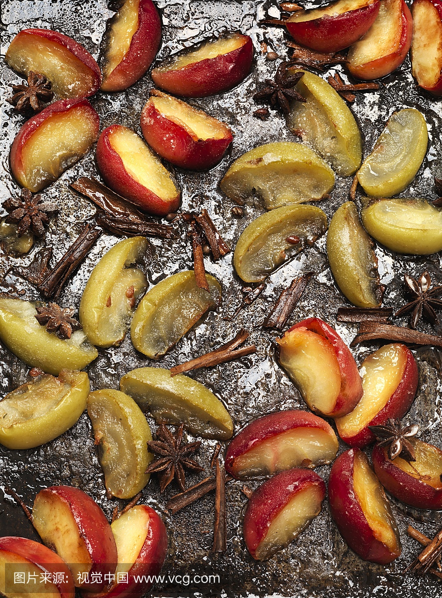 Baked apple wedges with star anise and cinna