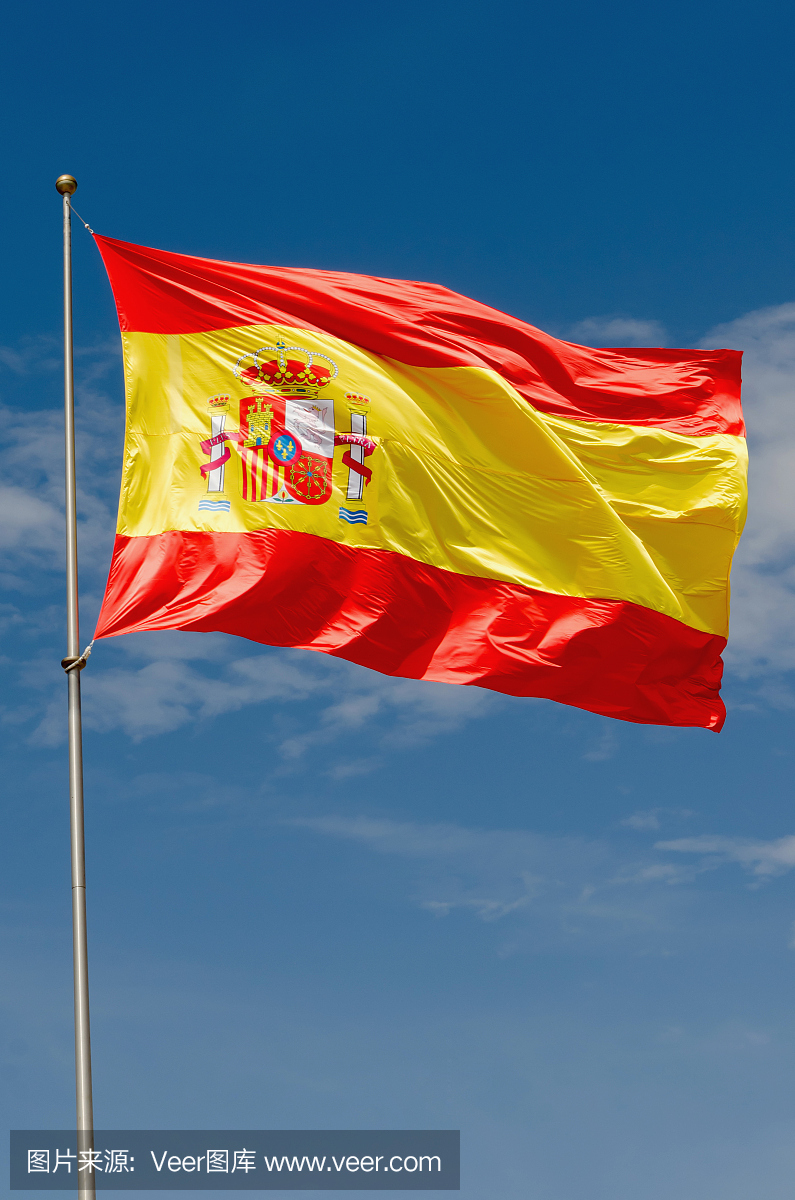 西班牙国旗在天空挥舞着