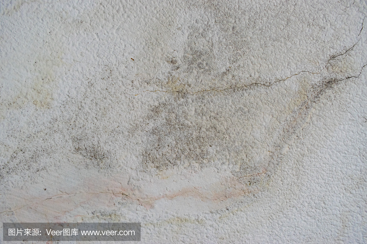 房屋屋顶上的水渗透和渗漏,白色油漆,表现出裂