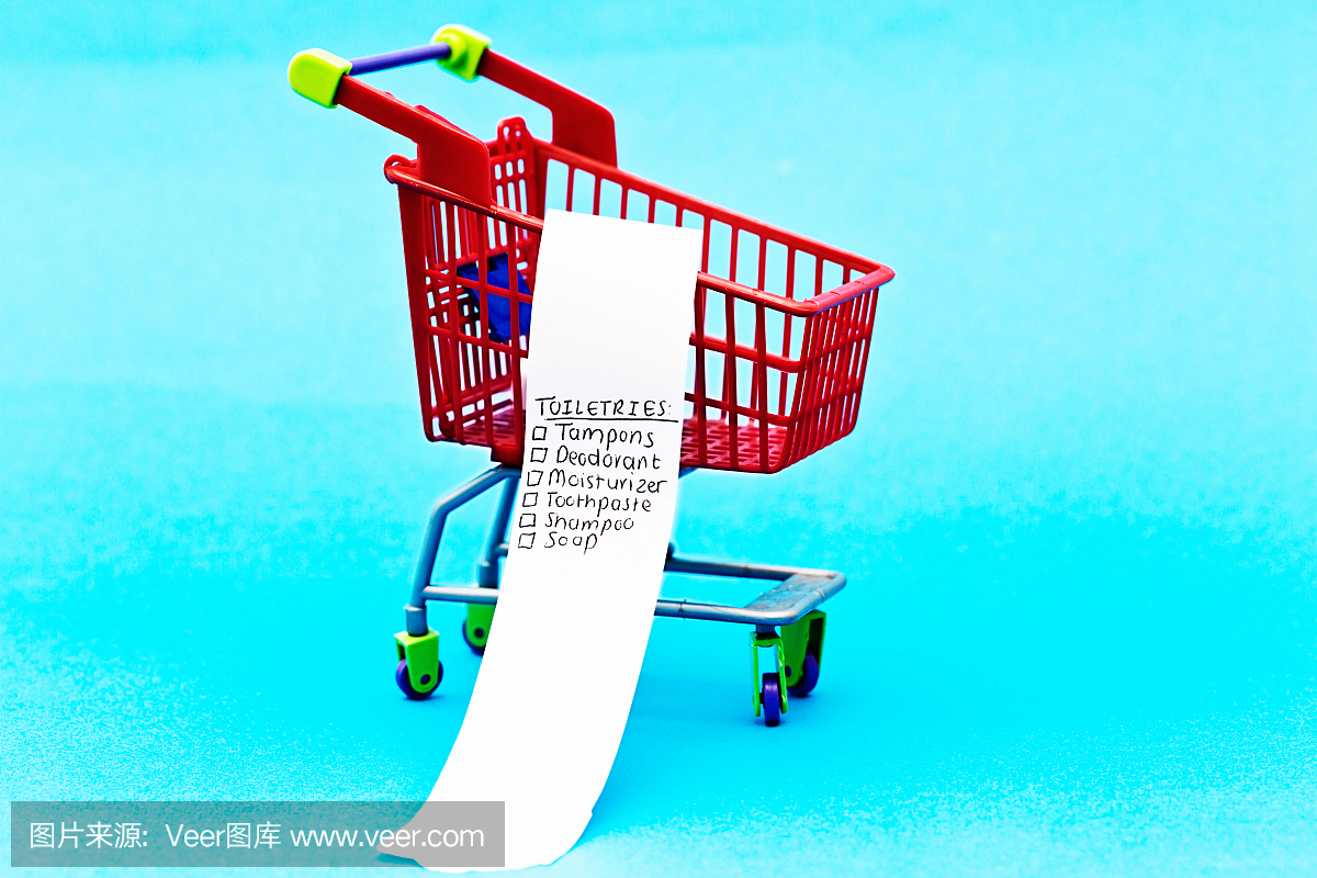 微小的超市手推车与洗浴用品购物清单在蓝色背