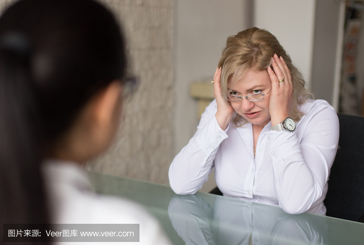 女性在办公室工作申请失败