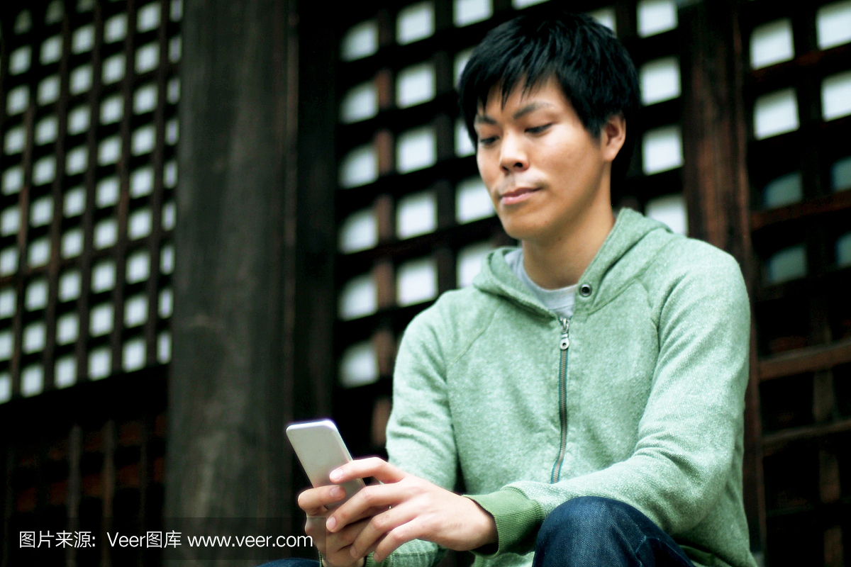 日本人看着一个智能手机