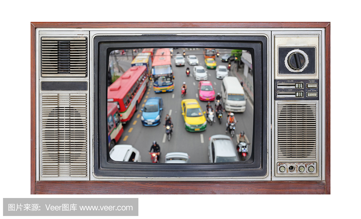 在白色背景上的复古电视与屏幕上的交通堵塞的