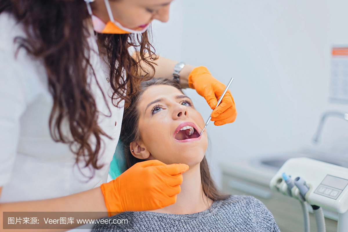美丽的女人在牙科诊所