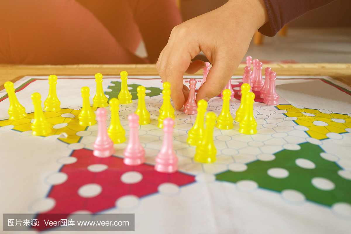 孩子们玩中国跳棋,商业成功,传统假日游戏的软