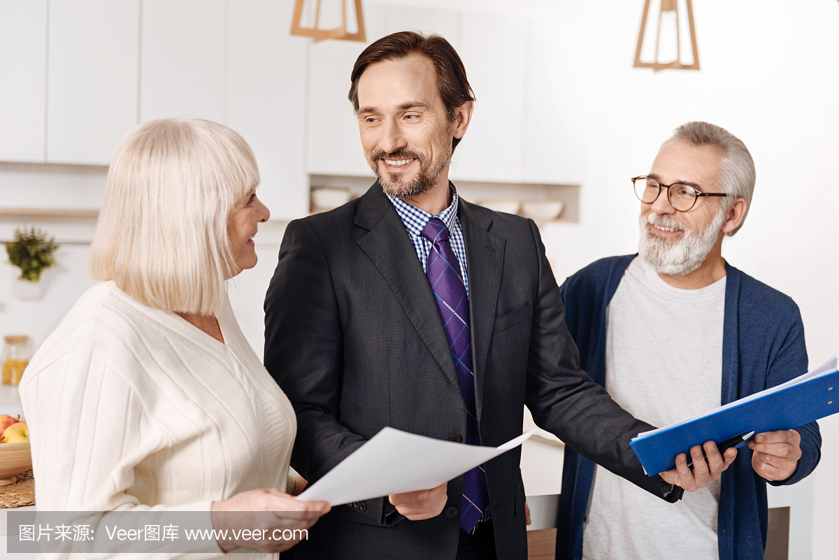 主管法律顾问为老年夫妇提供合同