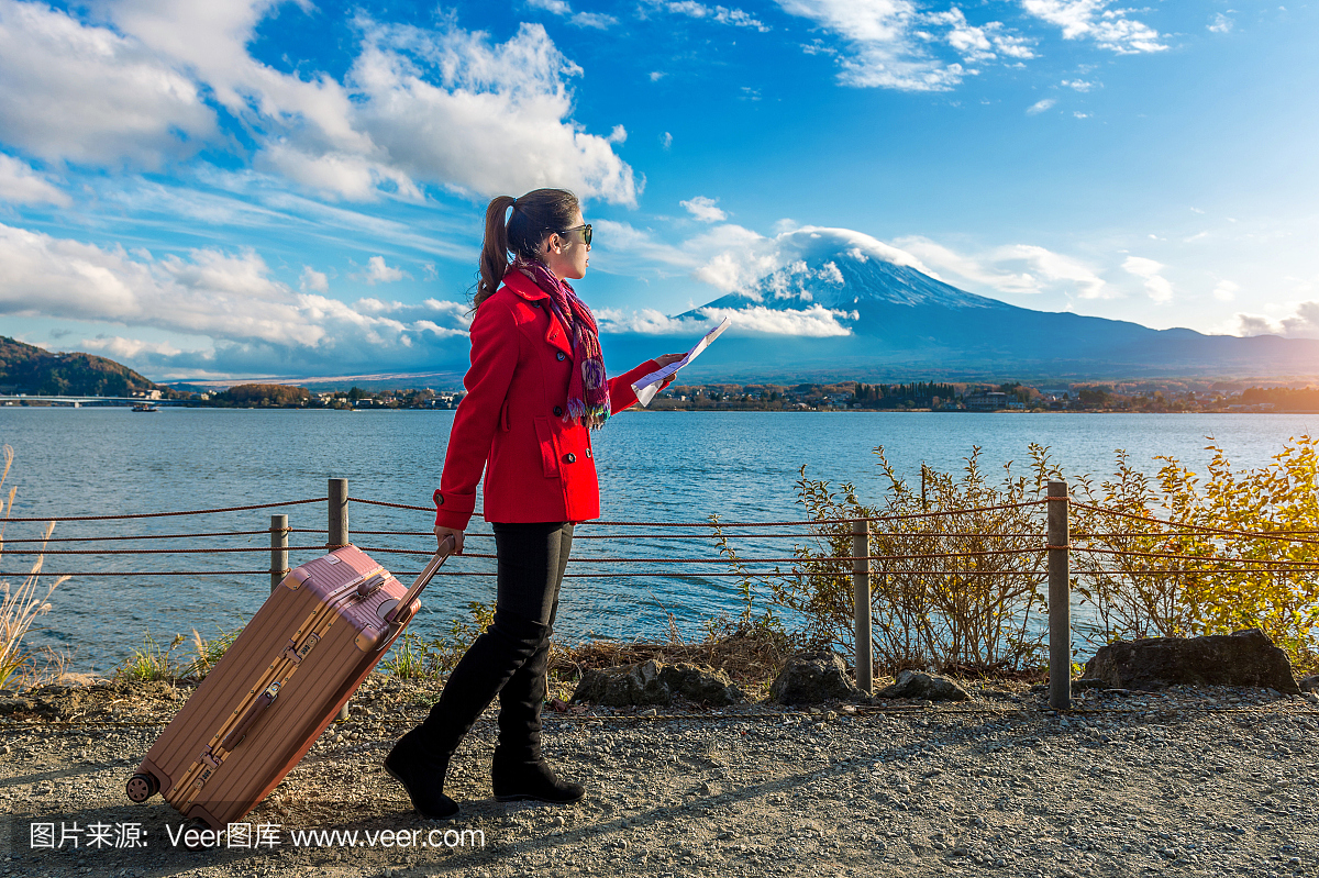 在日本的河口湖富士山带着行李和地图的旅游者
