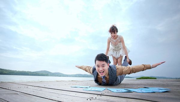 男生照相摆pose大全_男拍照pose姿势大全_结婚照pose大全