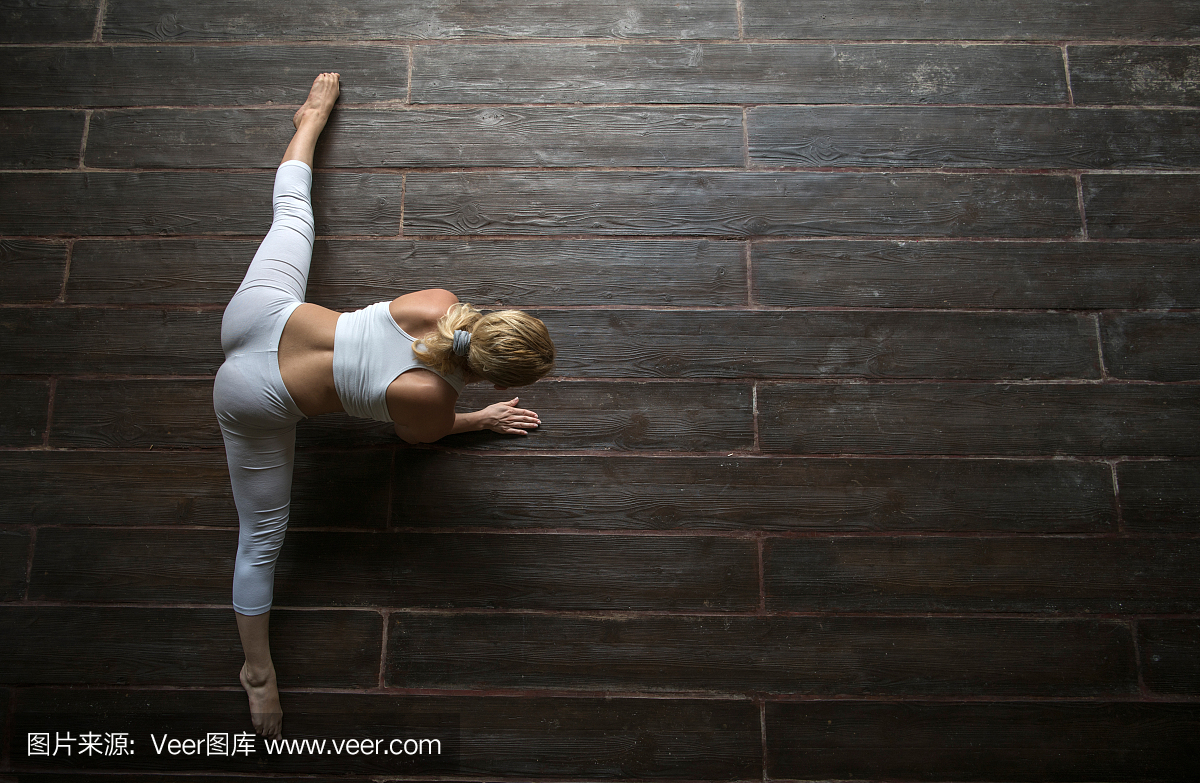 运动女子在地板上放松练习的以上视图。