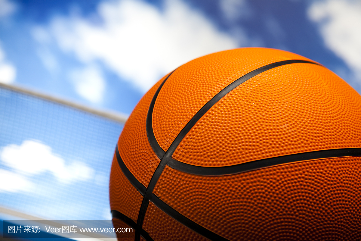 在蓝蓝的天空背景的篮球