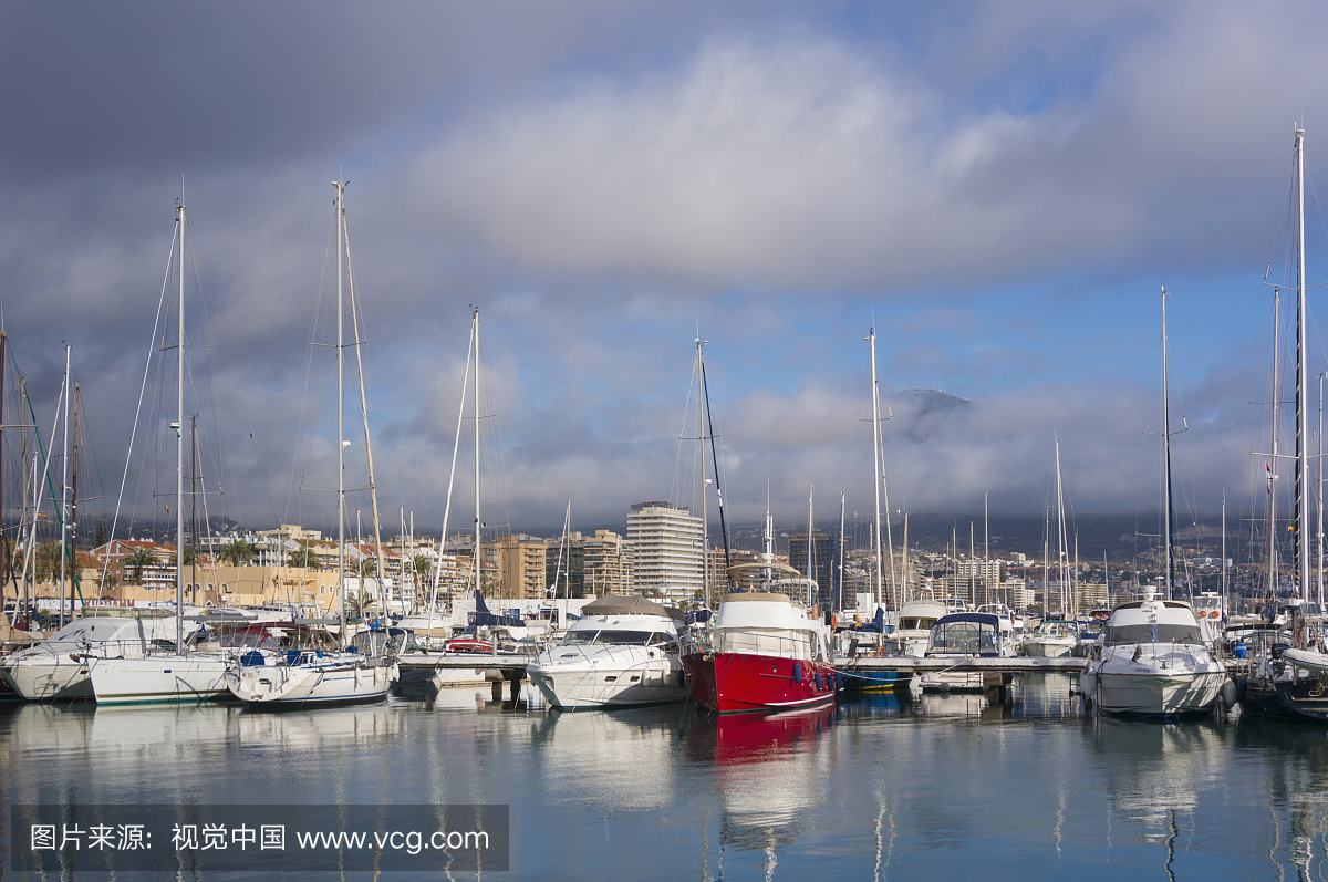 Fuengirola,西班牙。游艇在海港淡季