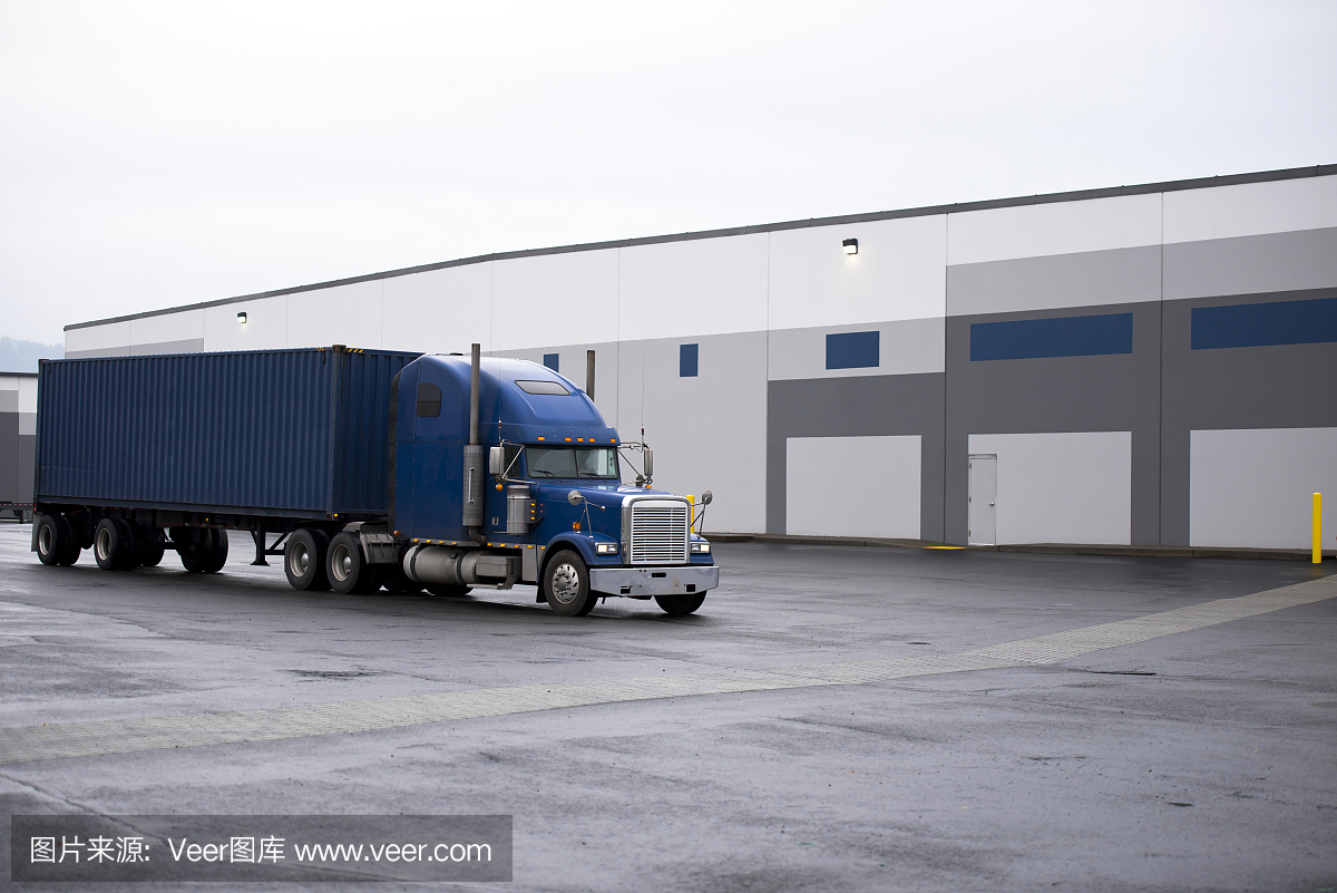 蓝色经典半卡车与集装箱在仓库建筑物的地方