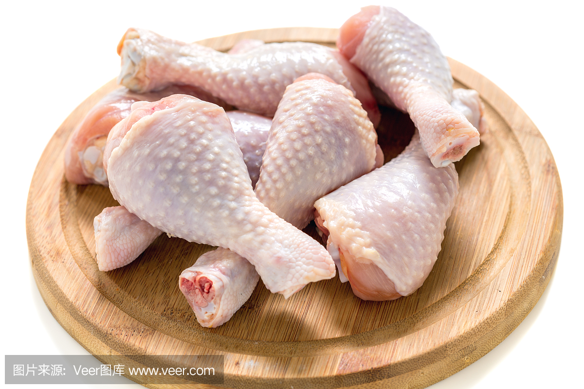 生鸡肉放在木板上。