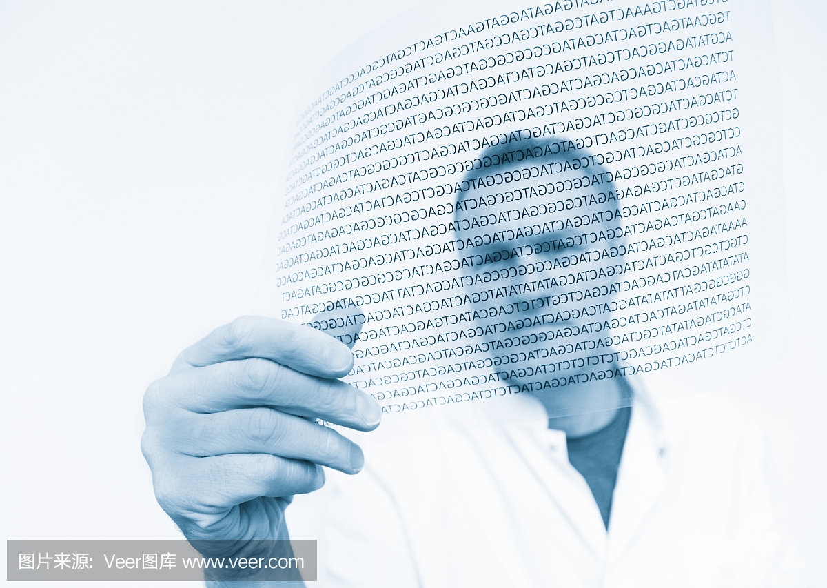 科学家拿着DNA代码的数字翻译