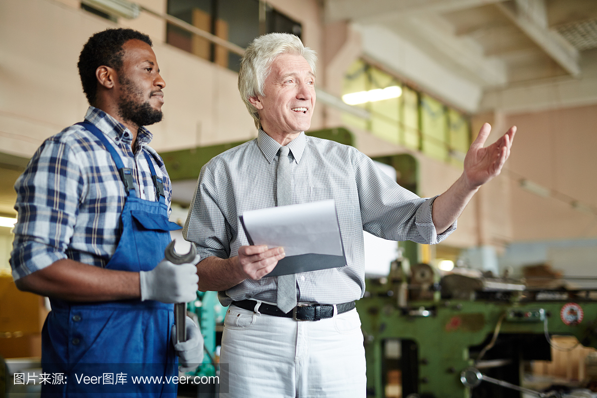显示设备的快乐的高级工头修理工