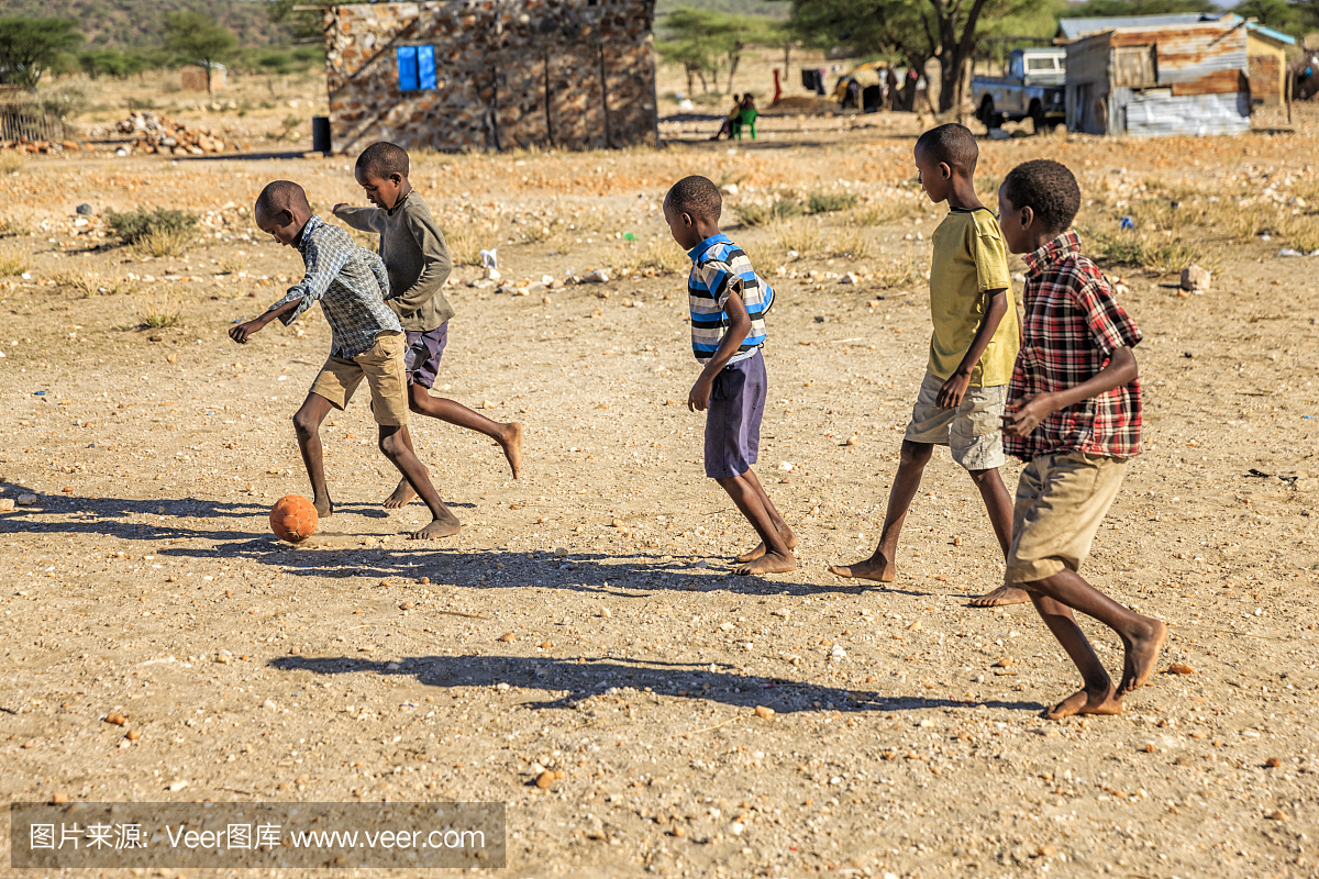 赤脚非洲儿童在村庄,东非踢足球
