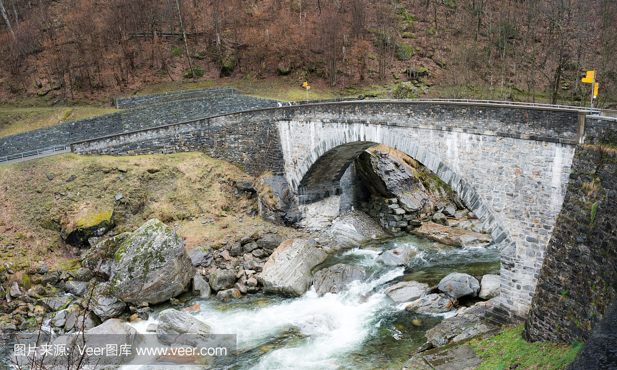 老石桥穿过一条野生河流,两边都有小道标记和