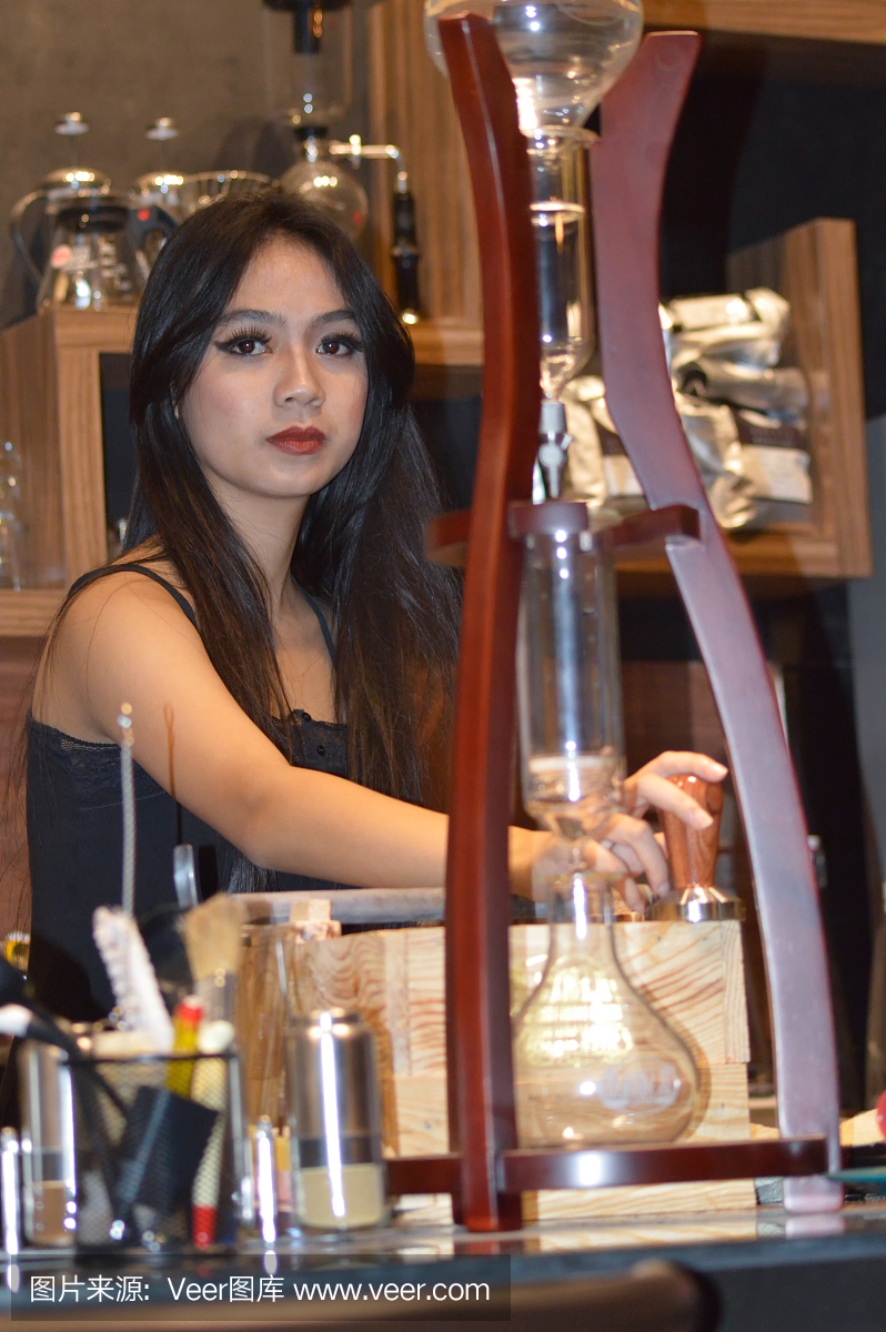 亚洲女生在女孩v女生时摆酒吧情结绿帽的姿势图片