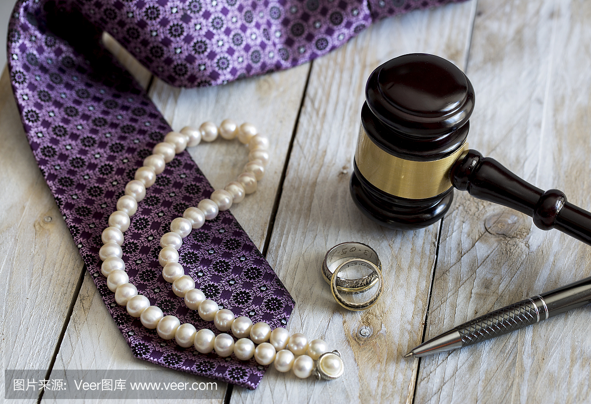 离婚法概念法官槌,戒指,领带和珍珠项链