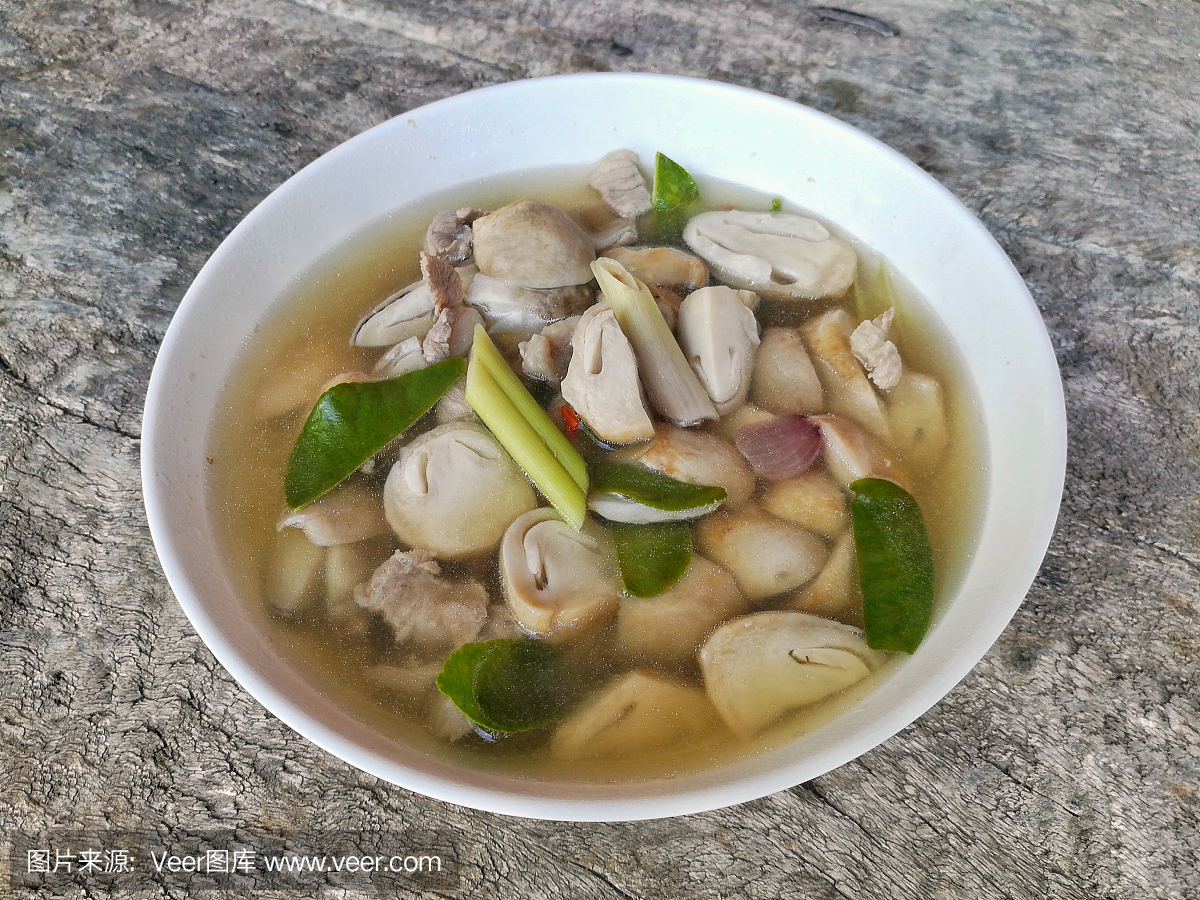 泰国风味的食物。秸秆蘑菇在热和酸清汤。